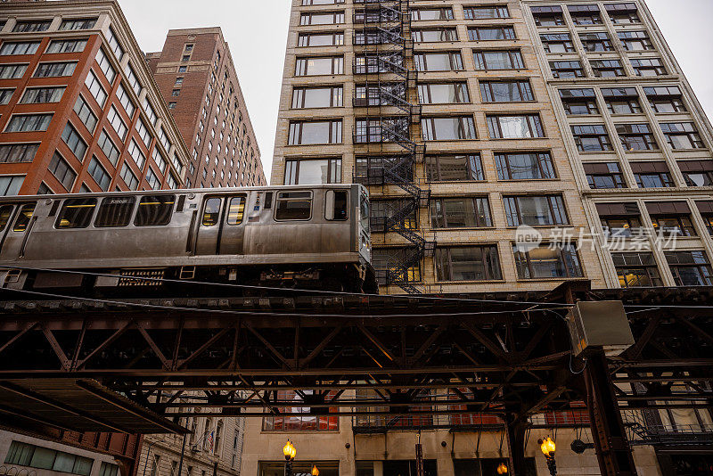 芝加哥，伊利诺伊州地铁环线列车在市中心- CTA -高架轨道-库存照片